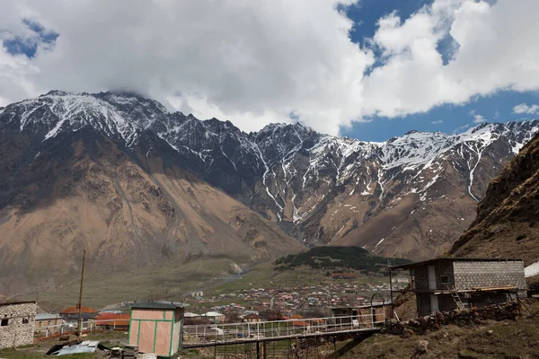 Gürcü köyü Kazbegi dağ uçurumdan görünümünü