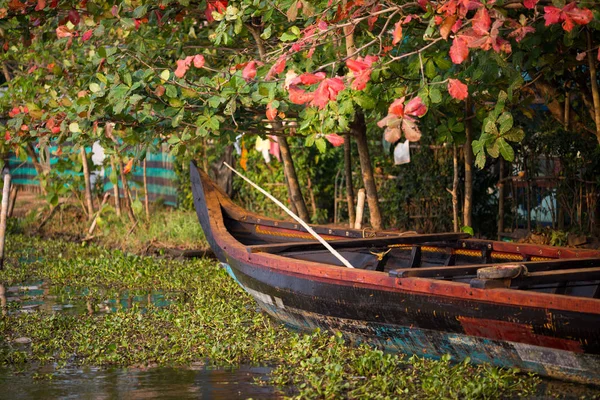 Verankertes Boot Auf Dem Kanalsystem Indischen Bundesstaat Kerala — Stockfoto
