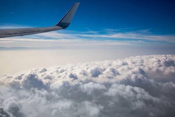 雲の上を空中で飛行機を走る — ストック写真