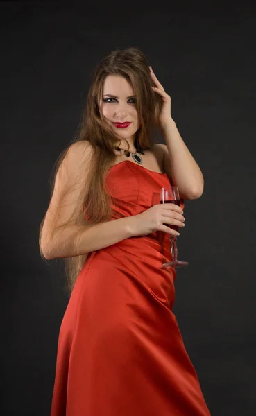 Grünäugiges Mädchen Roten Kleid Das Einen Wein Trinkt — Stockfoto