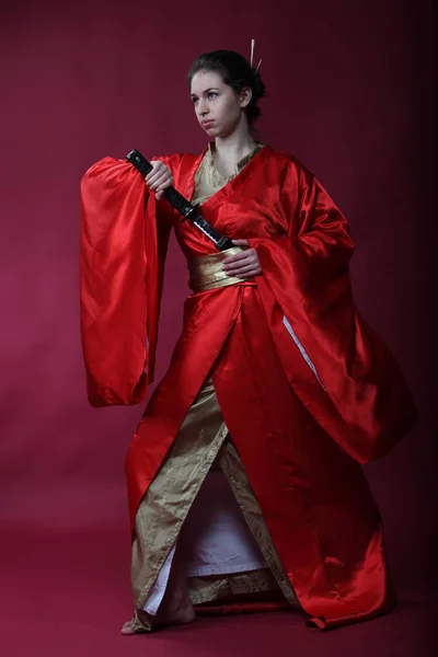 Hermosa Chica Morena Kimono Japonés Con Una Katana —  Fotos de Stock