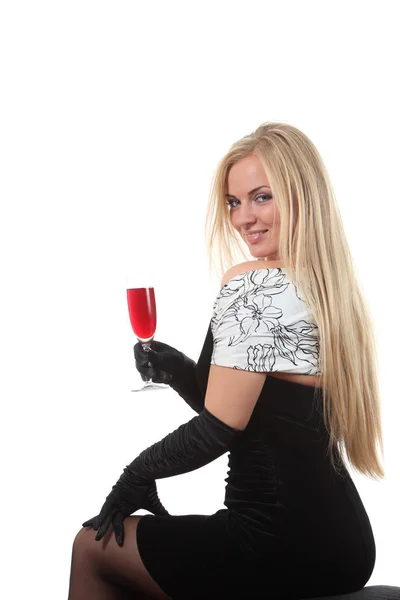 赤ワインを飲んで豪華な若いブロンドの女性 — ストック写真