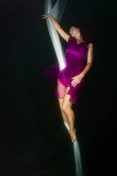 Joven Mujer Elegante Vestido Posando Cerca Las Escaleras Lago —  Fotos de Stock