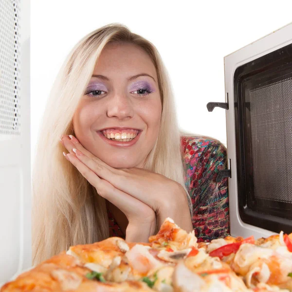 電子レンジでピザを準備する女の子 — ストック写真