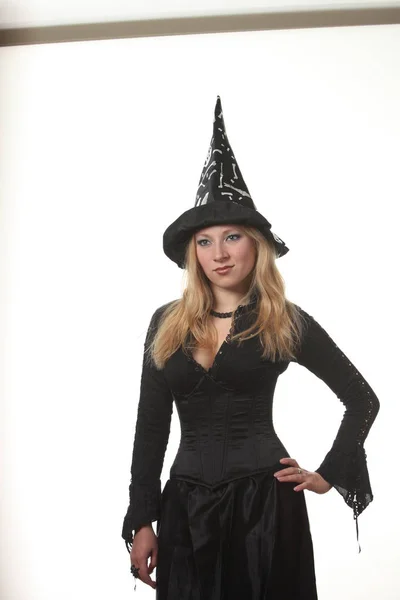 Egy Fiatal Egy Boszorkány Jelmez Tábla Közelében — Stock Fotó