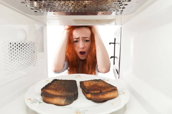 Mikrodalga yanmış tost isteyen kız