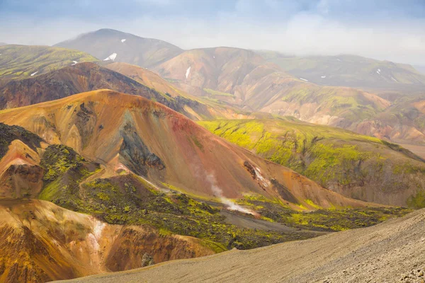 Güzel dağ Panorama Milli Parkı Landmannalaugavegur, İzlanda. 