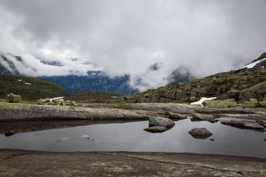 Trolltunga için yolda Norveç dağların güzel manzara