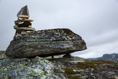 Trolltunga için yolda Norveç dağların güzel manzara