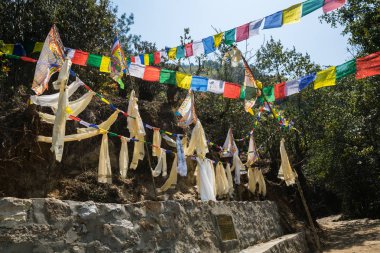 Everest Saha Kampı giderken dua bayrakları