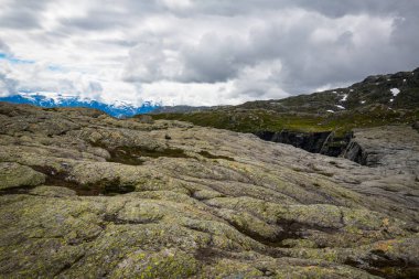 Trolltunga için yolda Norveç dağların güzel manzara