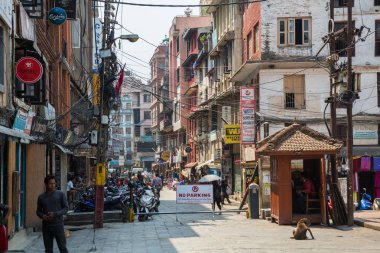 Katmandu, Nepal-Nisan 25: Street Katmandu 25, Katmandu, Nepal 2016. Napal başkenti sokak görünümü