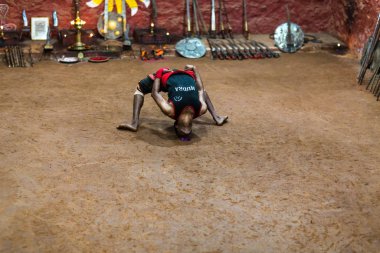 Kumily, Hindistan-19 Şubat: Kalaripayattu 19 Şubat 2013 Kumily, Hindistan'da dizide. Hint geleneksel dövüş sanatları Kalaripayattu.