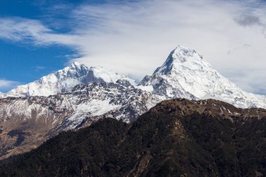 güzel Himalaya Dağları kar Annapurna Merkez kampına izleme ile kaplı