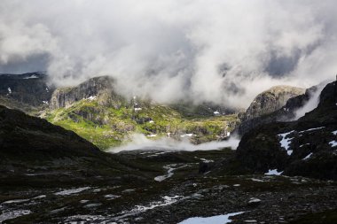 Trolltunga için yolda Norveç dağların güzel manzara