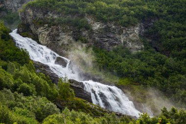 görkemli şelale ve yeşil bitki örtüsü Jotunheimen Milli Parkı, Norveç 