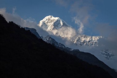 izleme Annapurna Merkez kampına Himalaya dağlarının güzel manzara