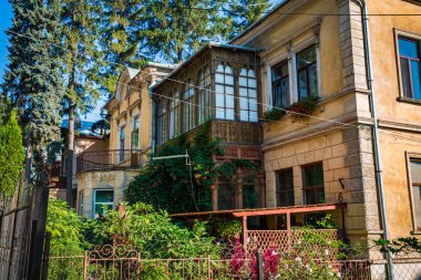 eski Avrupa şehrinde sokakta antika binalar