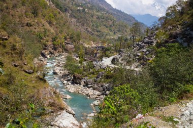 Dağ nehir Merkez kampına Annapurna, Himalayalar, yolda