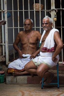 Trichy, Hindistan-Şubat 14: Hint yaşlı adam 14, 2013 Trichy, Hindistan. Yaşlı adam Hintli şehrin sokakta.