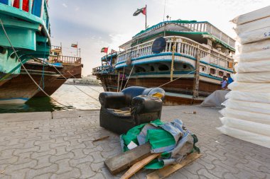 Dubai, Birleşik Arap Emirlikleri-Ocak 18: Geleneksel Abra feribot 18 Ocak 2014 Dubai, Birleşik Arap Emirlikleri. Gemi inşa teknoloji--dan 18. yüzyıl değişmeden.