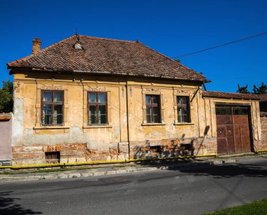 Romanya'nın küçük kasabalarını gündüz gezerken, bina ve mimariye bakış, Romanya 