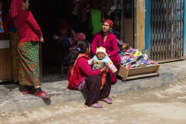 Narchyang, Nepal-Mart 18: Himalayalar insanlar 18, 2015 yılında Narchyang, Nepal. İnsanlar Annapurna Saha Kampı için yolda.
