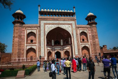 Agra, Hindistan-Mart 5: Taj Mahal'ı 5 Mart 2018 üzerinde Agra, Hindistan. Türbesi Taj Mahal adlı bahar