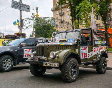 Kiev, Ukrayna-Haziran 29: Ukrayna Kupası 29, 2013 yılında Kiev, Ukrayna. SUV'lar Maidan tarihinde Ukrayna Trophy yarış başında.
