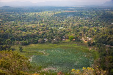 Bahar günü Sigiriya manzaraya