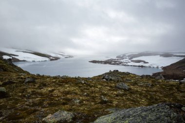 Trolltunga için yolda Norveç dağların güzel manzara