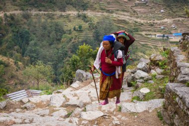 Narchyang, Nepal-Mart 18: Himalayalar insanlar 18, 2015 yılında Narchyang, Nepal. İnsanlar Annapurna Saha Kampı için yolda.