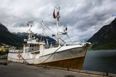 Tekne ve küçük kasabanın gündüz görünümü, Bergen, Norveç