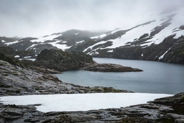 Trolltunga için yolda Norveç dağların güzel manzara