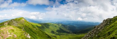 Karadağ dağ silsilesi içinde Karpatlar yaz Panoraması
