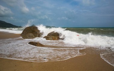 güzel dalgalar üzerinde tropikal ada Samui, Tayland