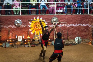 Kumily, Hindistan-19 Şubat: Kalaripayattu 19 Şubat 2013 Kumily, Hindistan'da dizide. Hint geleneksel dövüş sanatları Kalaripayattu.