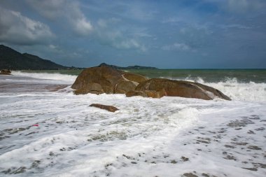 güzel dalgalar üzerinde tropikal ada Samui, Tayland