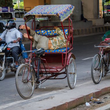 Delhi, Hindistan-Ağustos 29: Hint trishaw 29, 2011 yılında Delhi, Hindistan. Bisiklet çekçek Delhi sokakta.