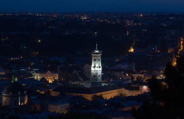 Aşağı Lviv Ukrayna şehri çatıların üzerinde göster