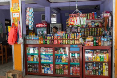 Narchyang, Nepal-Mart 18: Himalayalar insanlar 18, 2015 yılında Narchyang, Nepal. İnsanlar Annapurna Saha Kampı için yolda.