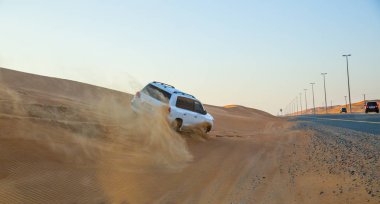 Dubai, Birleşik Arap Emirlikleri-Ocak 20: Jeep safari, 20, 2014 yılında Dubai, Birleşik Arap Emirlikleri. Arap Çölde Jeep safari.