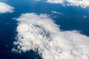 Bulutlar yolcu uçak penceresinden