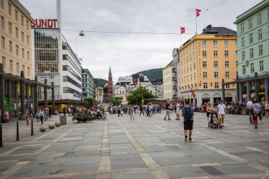 Bergen, Norveç-Temmuz 21: Bergen 21, Bergen, Norveç'te 2016 sokaklarında. Bir sokak Bergen yağmurlu yaz gün.