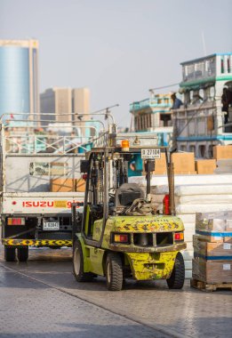 Dubai, Birleşik Arap Emirlikleri-Ocak 18: Geleneksel Abra feribot 18 Ocak 2014 Dubai, Birleşik Arap Emirlikleri. Gemi inşa teknoloji--dan 18. yüzyıl değişmeden.