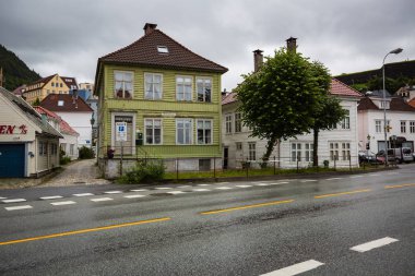 Bergen, Norveç-Temmuz 16: Bergen 16, Bergen, Norveç'te 2016 sokaklarında. Bir sokak Bergen yağmurlu yaz gün.