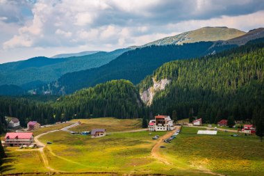 Romanya'nın küçük kasabalarını gündüz gezerken, bina ve mimariye bakış, Romanya 