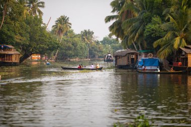 Kochin, Hindistan-Şubat 23: Hindu 23 Şubat 2013 Kochin, Hindistan'da teknede. Hindu git Cochin tekne banliyösünde tarafından