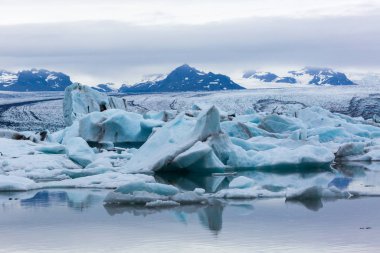 İzlanda Ekulsarlon buzul gölünde buzdağları