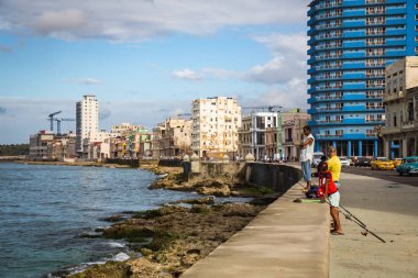 Havana, Küba-Ocak 12: Şehirdeki sokak üzerinde 12 Ocak 2018 yılında Havana, Küba insanlar. İnsanlar şehrin sokak